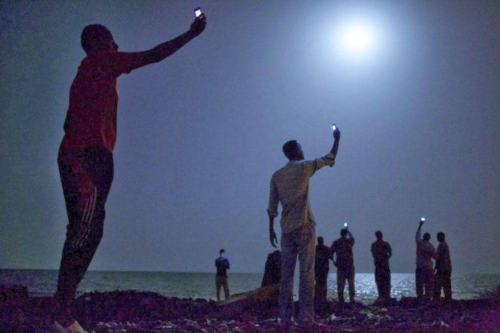 Señal de móvil en la costa de Djibouti de John Stanmayer.