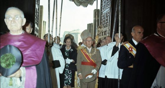 Franco bajo palio a la entrada de la catedral de Vitoria en 1969.