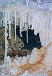 Interior de la cueva del castañar