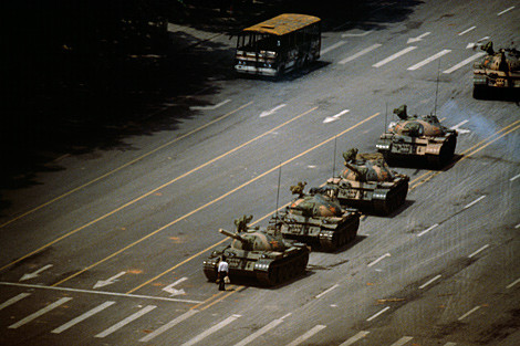 El hombre ante los tanques de la plaza de Tiananmen