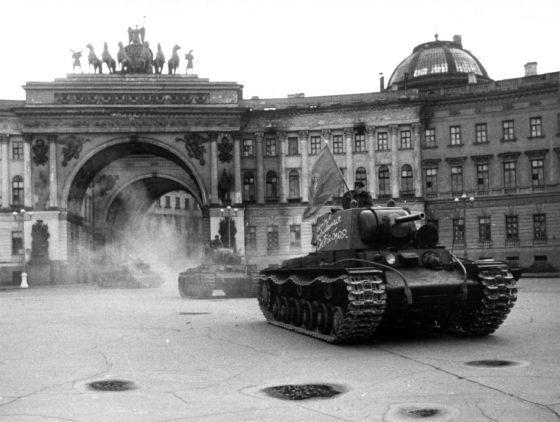 Las tropas nazis invaden San Petersburgo.