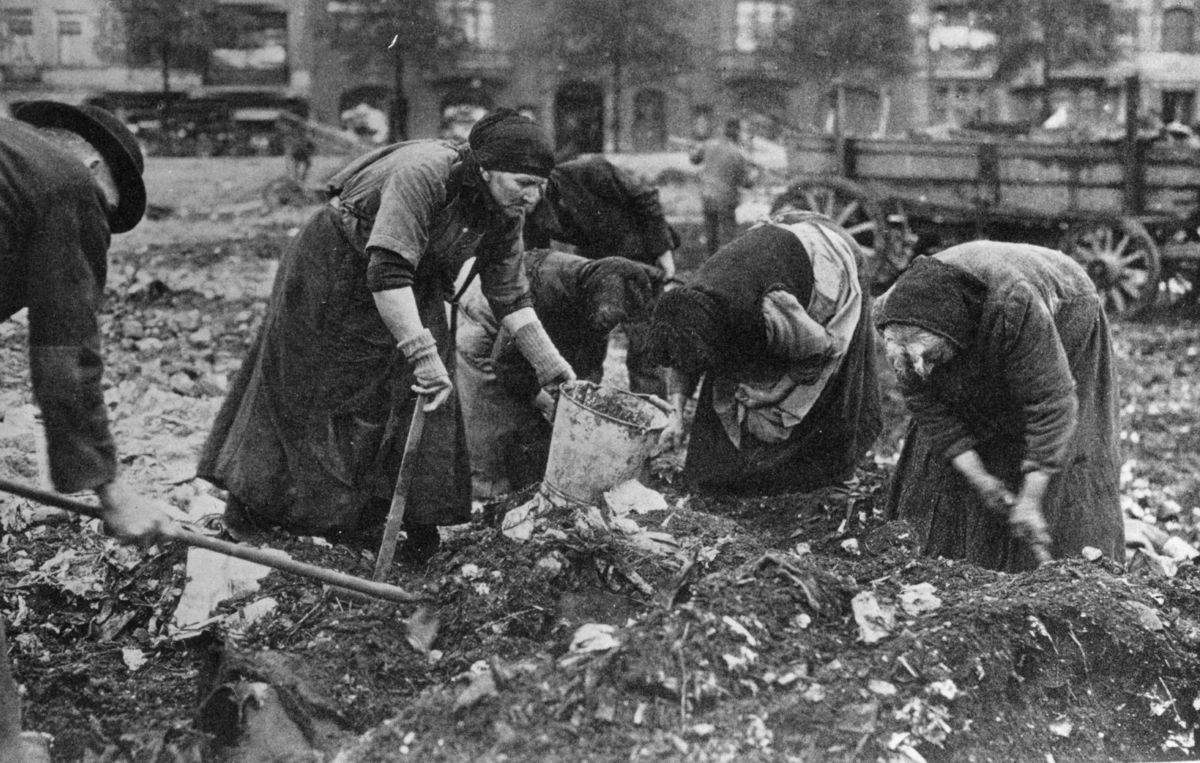 Posguerra.Mujeres alemanas buscando entre la basura.