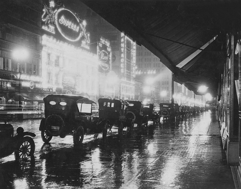 La vida nocturna en una ciudad americana, gasto y consumo como estilos de vida.