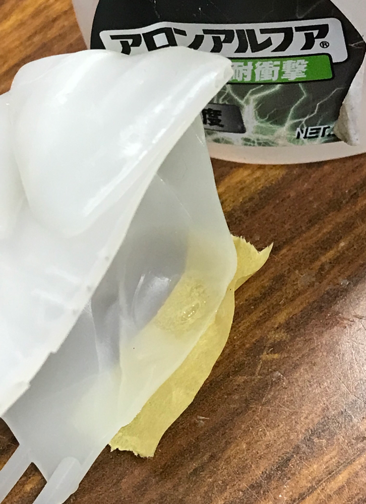 穴 などは テープをして 瞬着流して テープを剥がすと綺麗に肉薄で埋ります