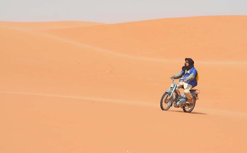 Véhicule insolite dans le Sahara - Maroc