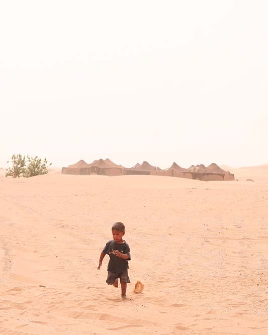 Enfant tentes nomades - Sahara - Maroc