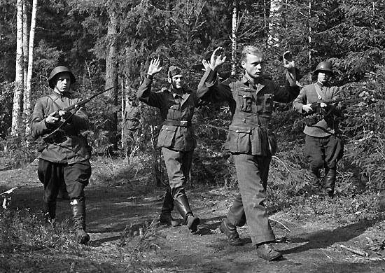 Видимо, первого немца схватили прямо в лесной парикмахерской. Второй даже улыбается. Наши в касках гораздо грустнее, так что роль пленных надо было поручать всё-таки им.