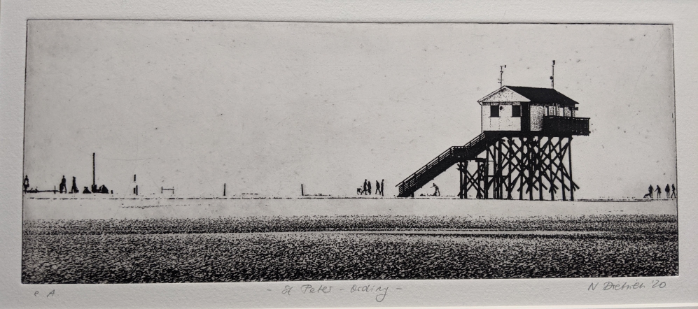 Kunst mit Pfahlbauten am Strand von St. Peter-Ording in Nordfriesland. Geschenk für Kiter und Camper in St.Peter-Ording.