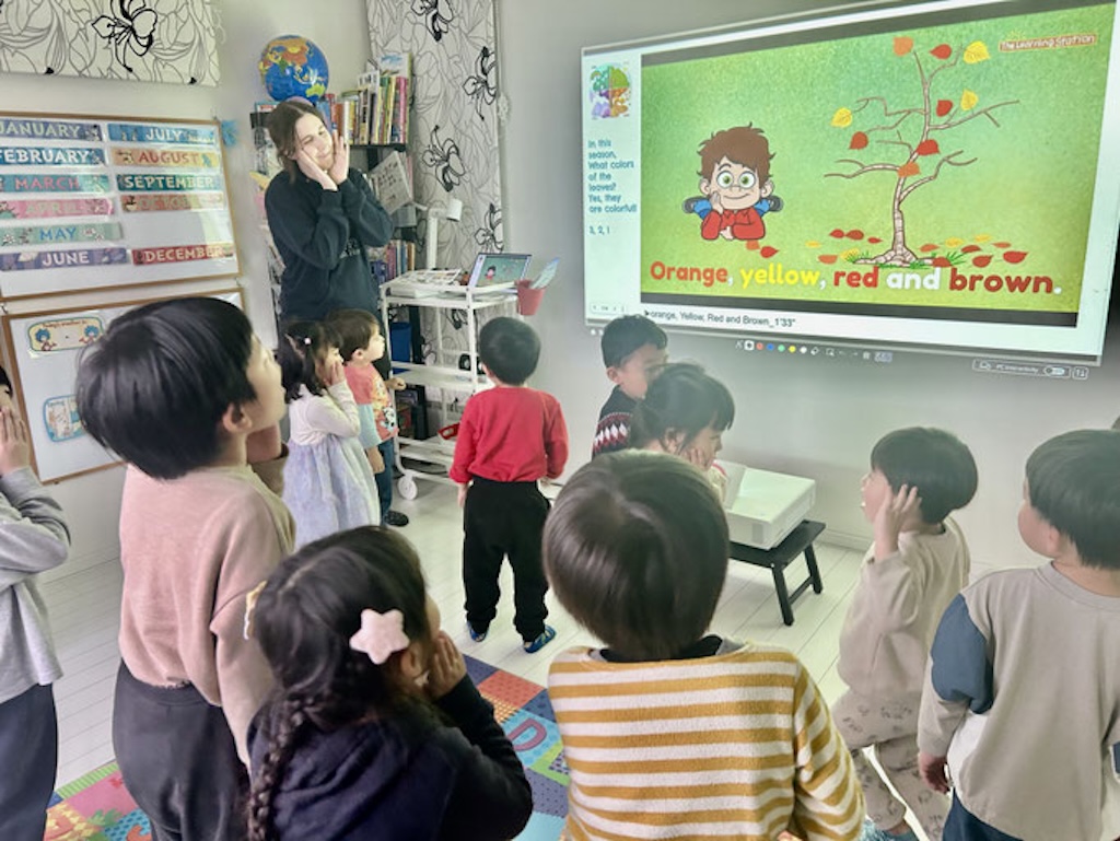 函館のプリスクール。大画面の動画を見ながら、体を使って英語を学ぶSing & Danceの時間