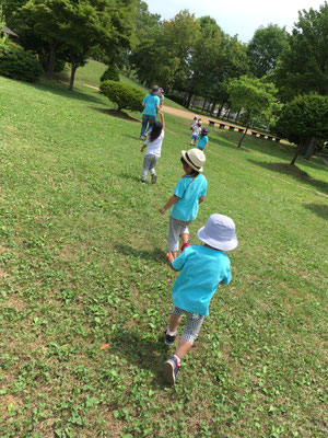 函館市の英語幼稚園＆子供向け英会話教室で外遊びをするネイティブ講師と子どもたち