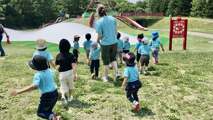 函館の公園でネイティブ講師と楽しくお散歩する英語幼稚園の園児たち