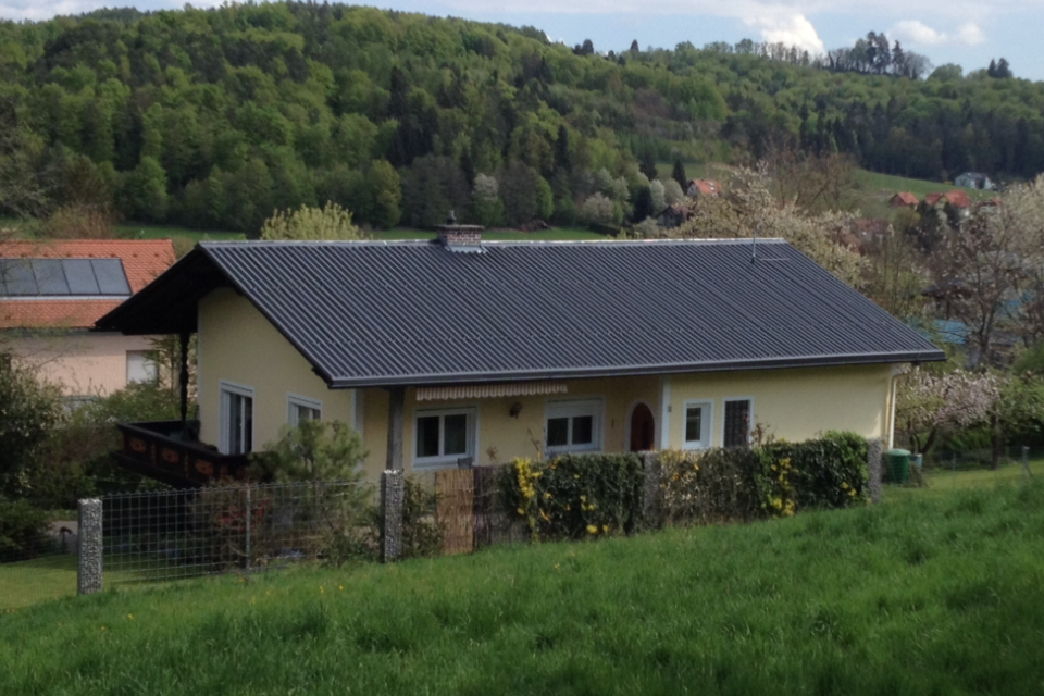 Saniertes Dach mit Aluminiumprofil