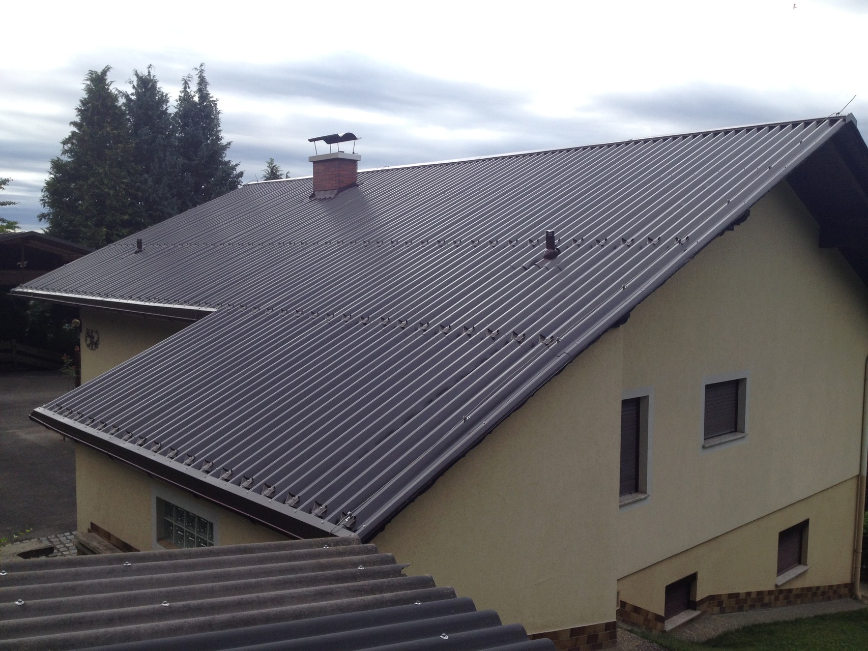 Saniertes Dach mit Aluminiumprofil