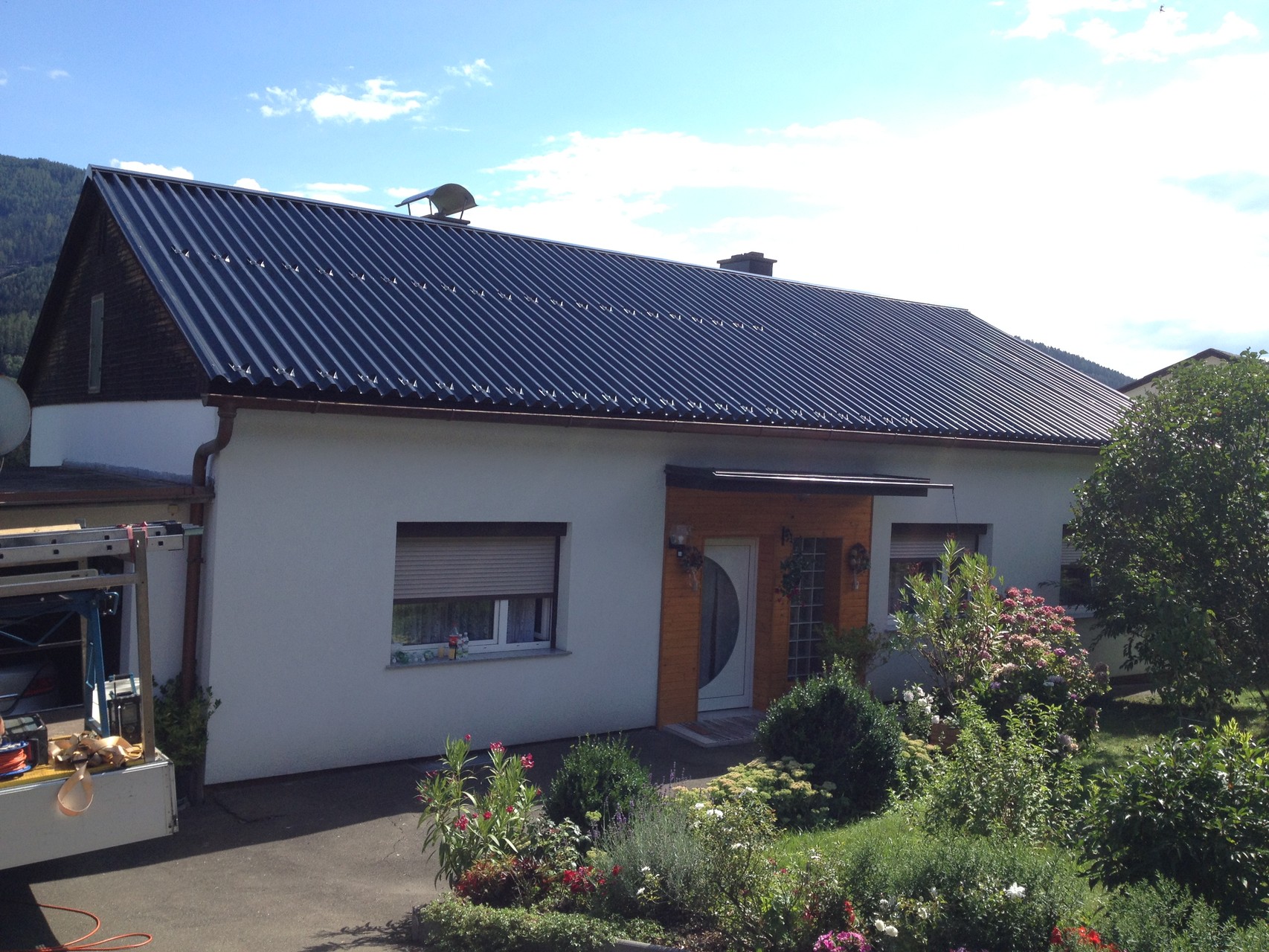 Saniertes Dach mit Aluminiumprofil