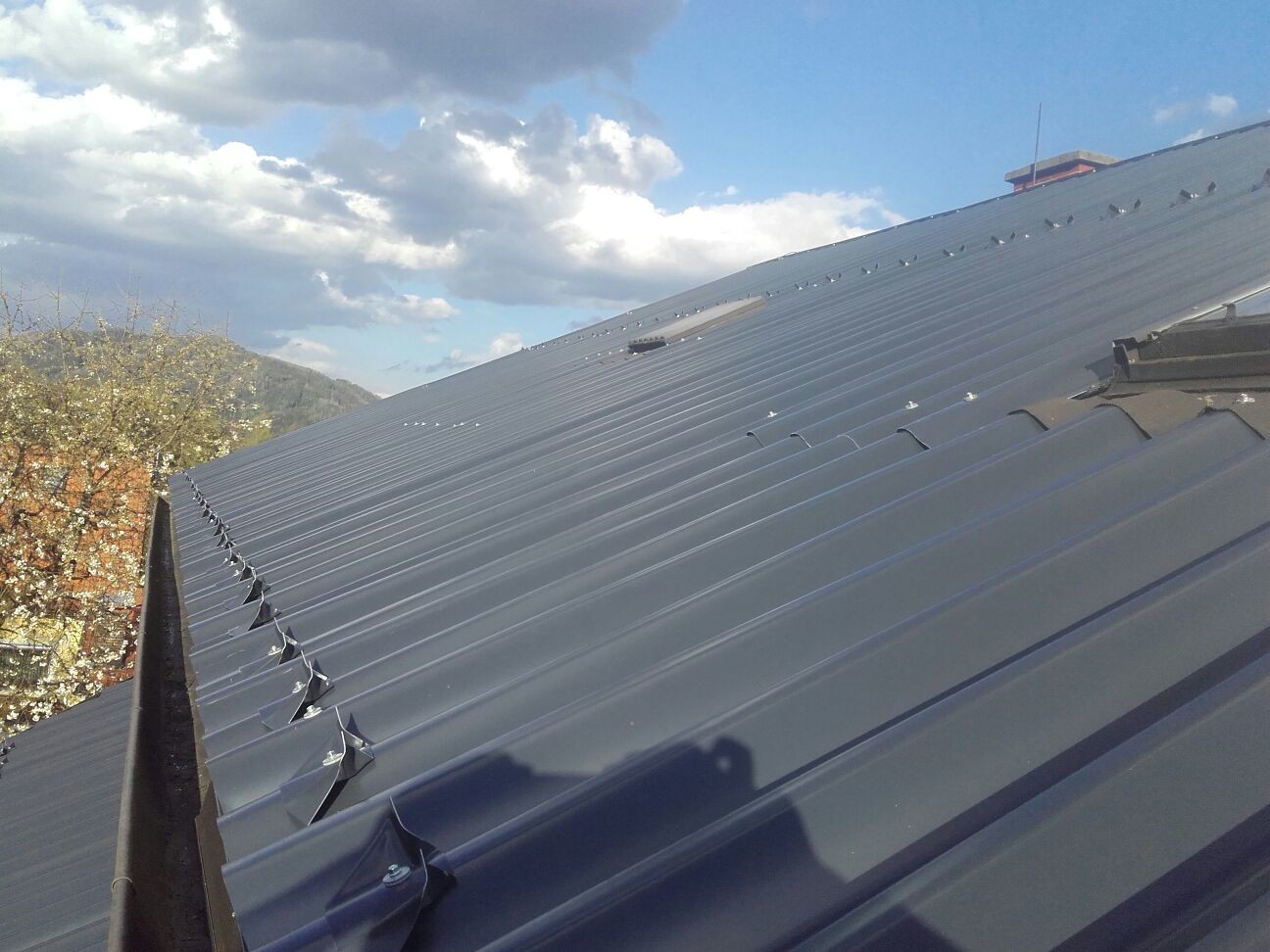 Saniertes Dach mit Aluminiumprofil