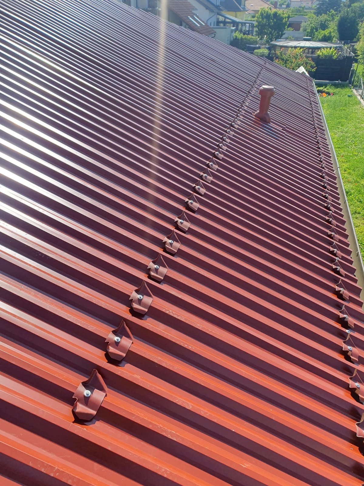 Saniertes Dach mit Aluminiumprofil mit schneefängern