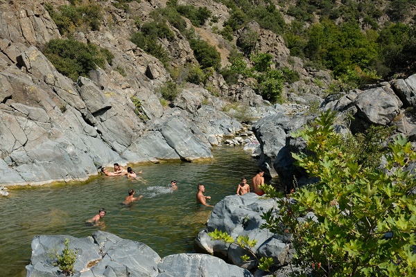 Schwimmbecken im Dosnici Fluss