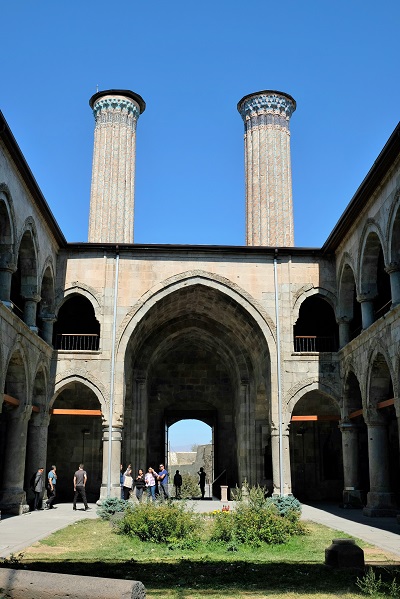 Moschee mit zwei Minaretten (Wahrzeichen von Erzurum)
