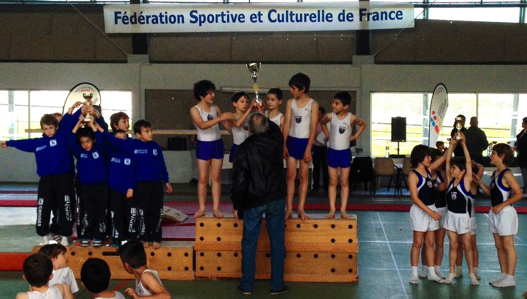 Podium Equipe poussins: 1er Jeanne d'Arc de Dax, 2ème Croisés de Bayonne, 3ème Ecureuils de Soustons