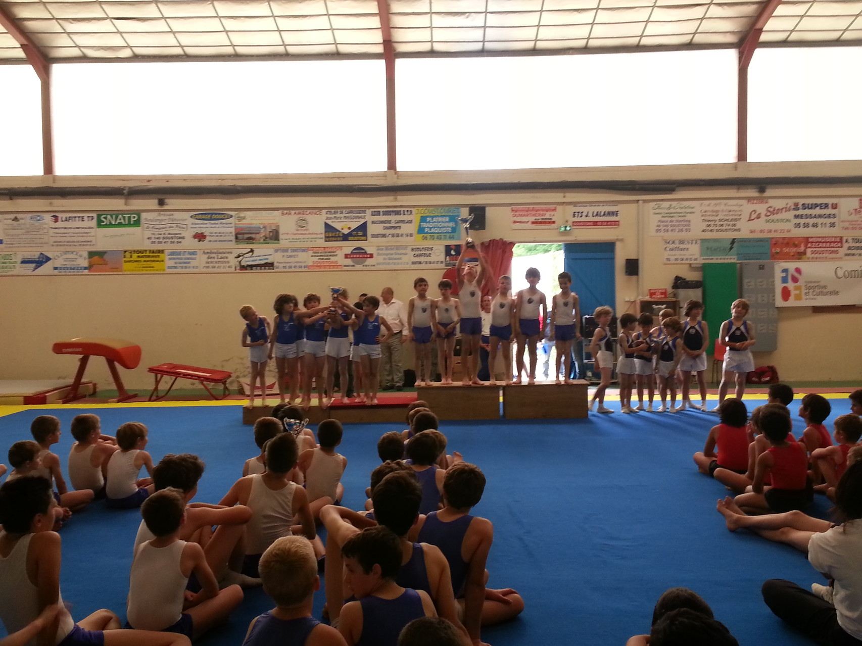 Podium Jeunes Poussins: 1er Jeanne d'Arc de Dax, 2ème Croisés de Bayonne, 3ème Ecureuils de Soustons