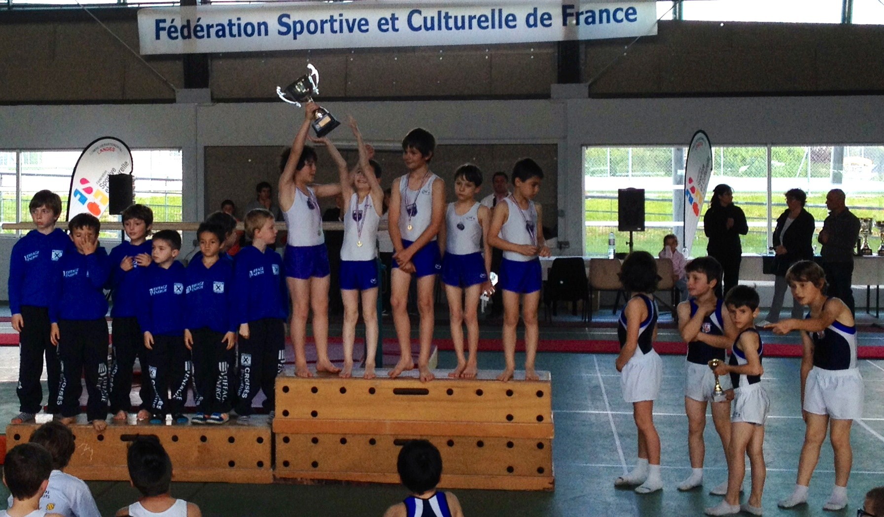 Podium Classement Général Saison Poussins:1er Jeanne d'Arc de Dax, 2ème Croisés de Bayonne, 3ème Ecureuils de Soustons