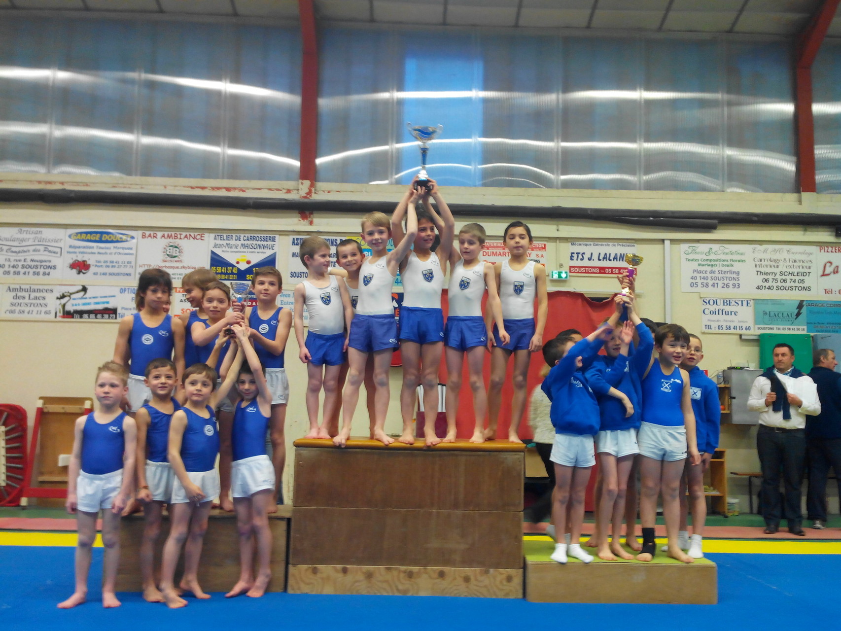 Podium équipes Poussins: 1er Jeanne d'Arc de Dax, 2ème UG St Paul Lès Dax, 3ème Croisés de Bayonne