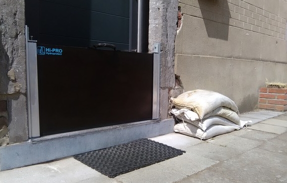 Panneaux inondations montés entre 2 glissières, unsystème plus étanche que les sacs anti inondations