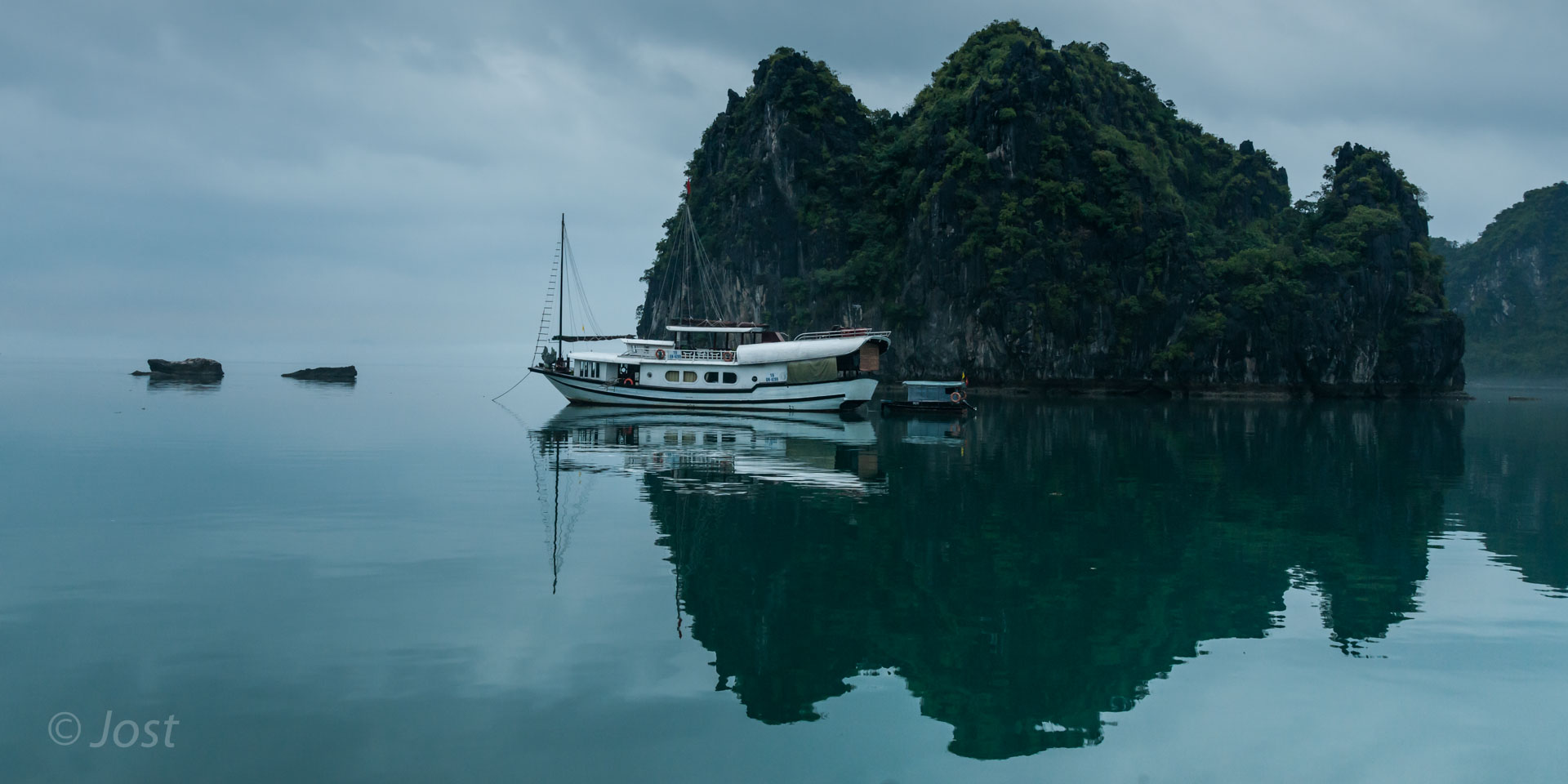 vor Sonnenaufgang in der Halong Bay