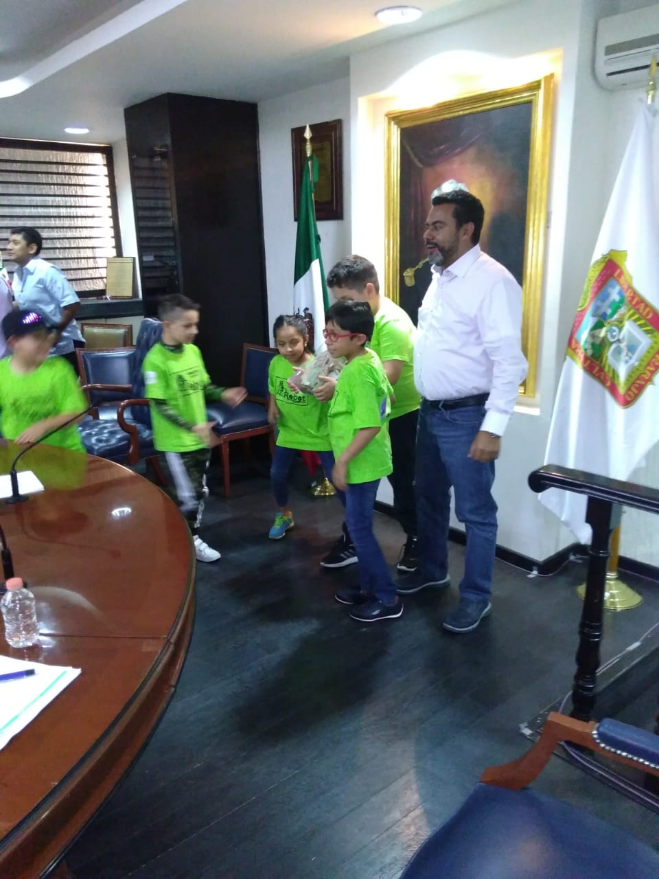 Alumnos de Allrobot con el Presidente municipal de Coacalco. Darwin Eslava