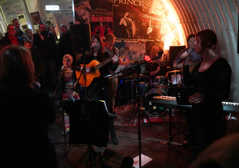 "Happy Song" mit special guest Olivia 