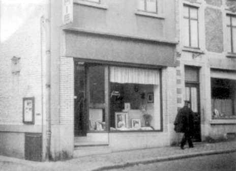 Paul Froment s'installe à Nivelles au numéro 105 (117 actuel) de la rue de Namur