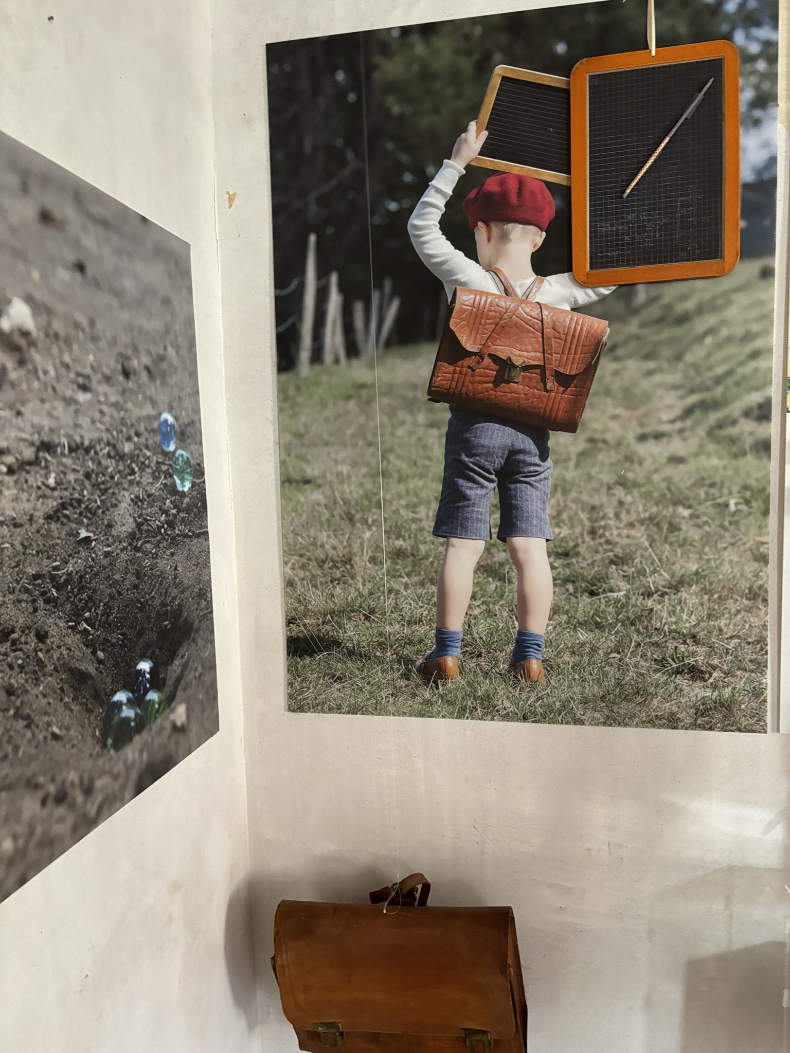 tragbare Schulranzen aus Leder und kurze Hosen bis zum Herbstende