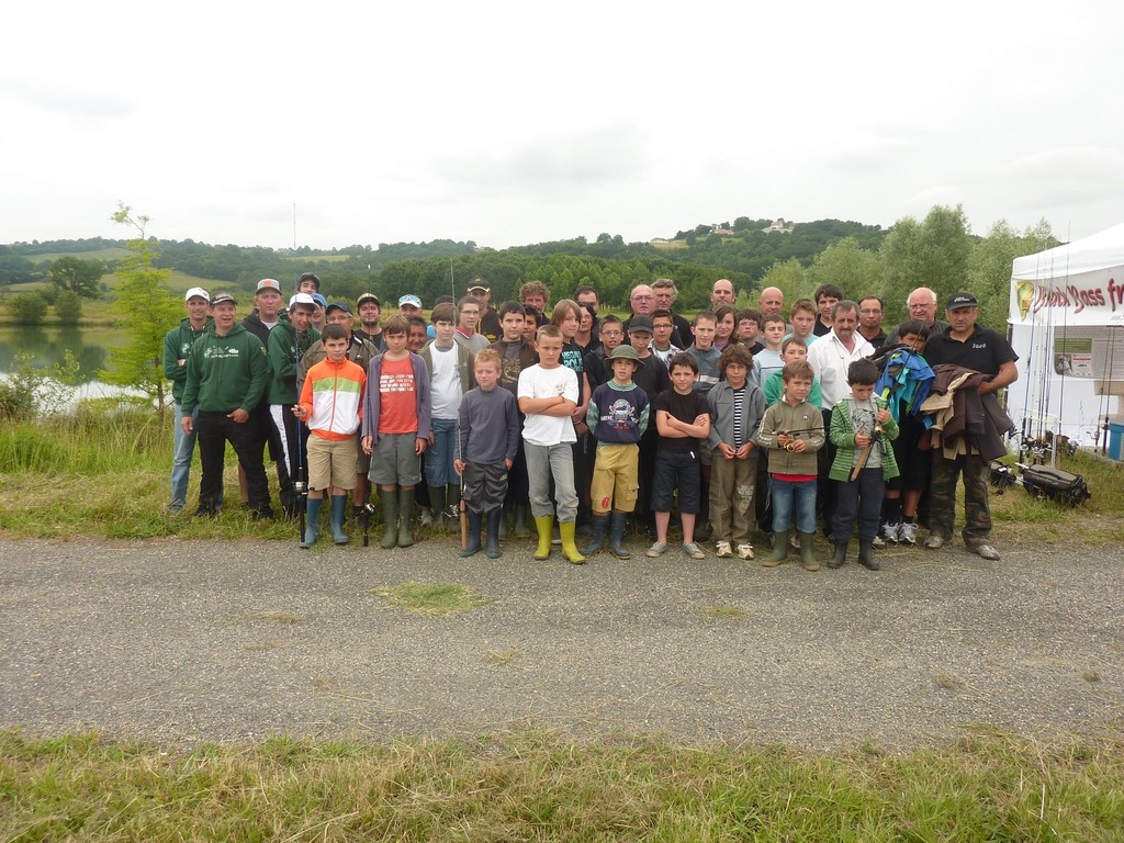 Remise de tee shirts par Mr DARTAU à notre école de pêche