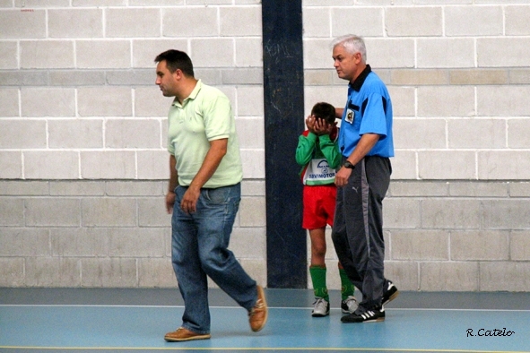 Juanchu (Entrenador) y Árbitro consolando a Hector