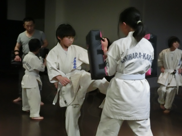 小学生部がキックミットを練習している様子。