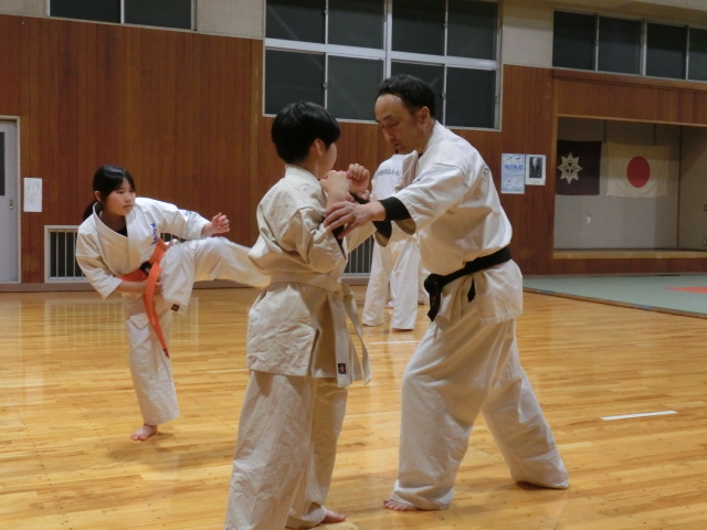 小学生の初心者に構えを教えているところ