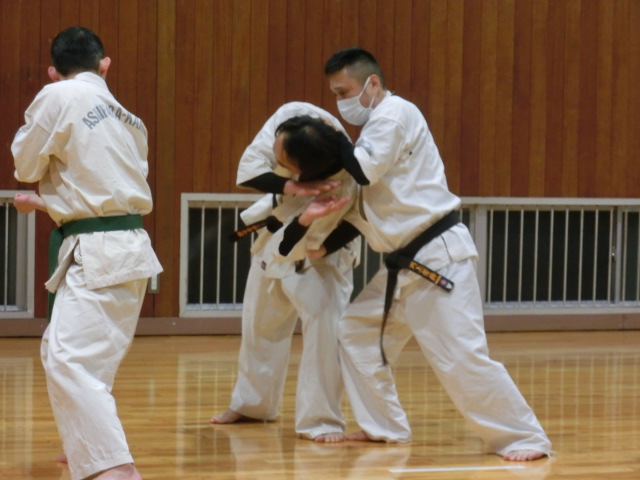 二人組の練習で、相手の首に手を掛けて動きを封じているところ