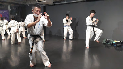 組手の構えで、かまえているところ