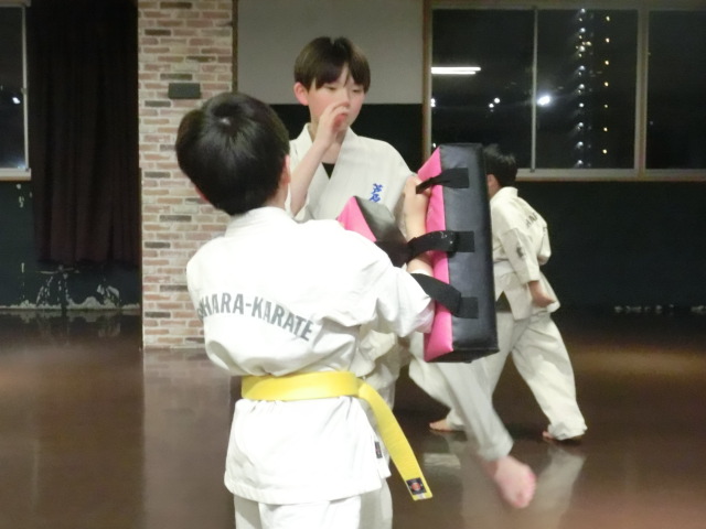 小学生部がキックミットを練習している様子。