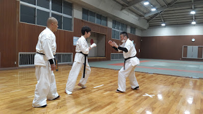 一般部の二人が組手で、相対しているところ