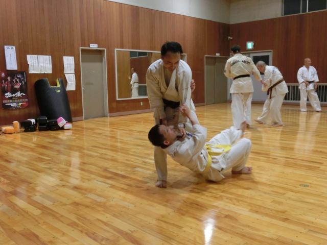裏投げで投げているところ