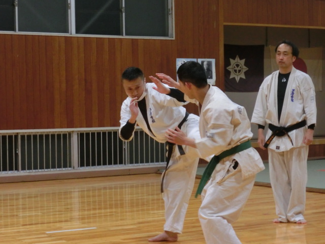相手の攻めに合わせて横蹴りをいれるところ