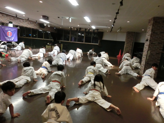 全員でストレッチをしている様子
