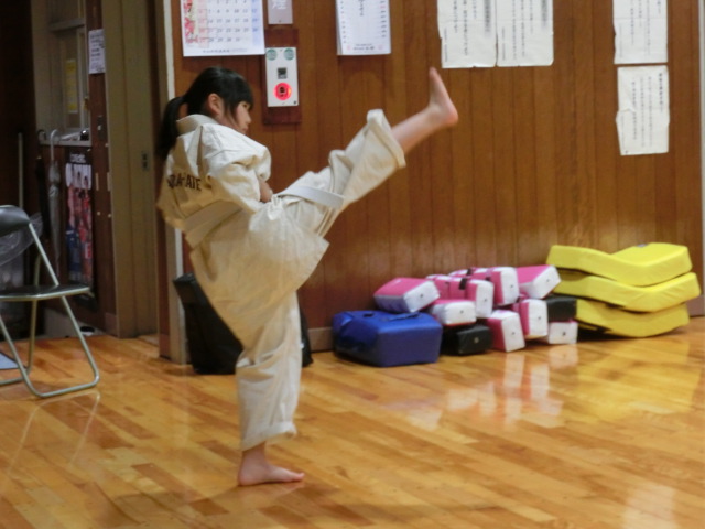 小学生女子の回し蹴り