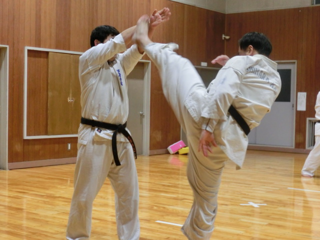 二人組で、上段回し蹴りの練習をしている様子