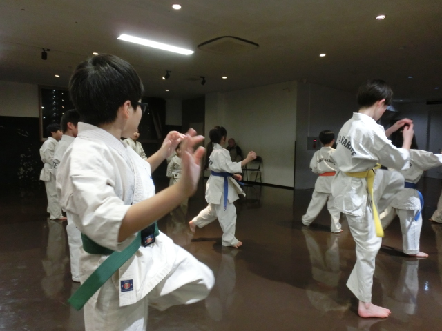 小学生の膝蹴り