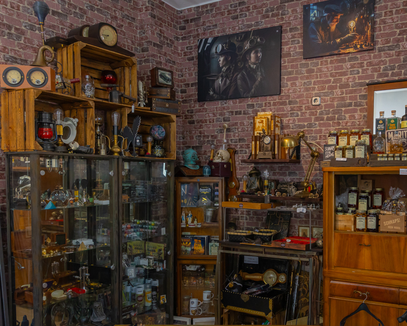 steampunk laden bochum mit viel deko und diy bastelbedarf und ai kunst bildern sowie odonnell und moselpirat und weitere spirituosen