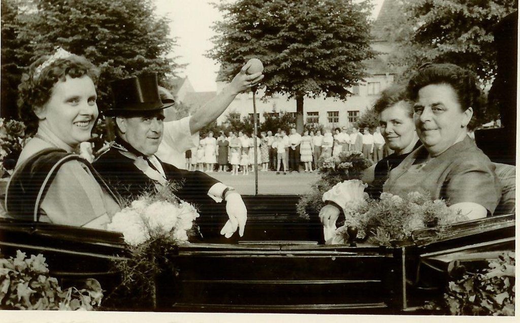 König 1961: Heinrich Huestedde, Königin: Franziska Allendorf, Ehrendamen: Hedwig Huestedde und Agnes Groll