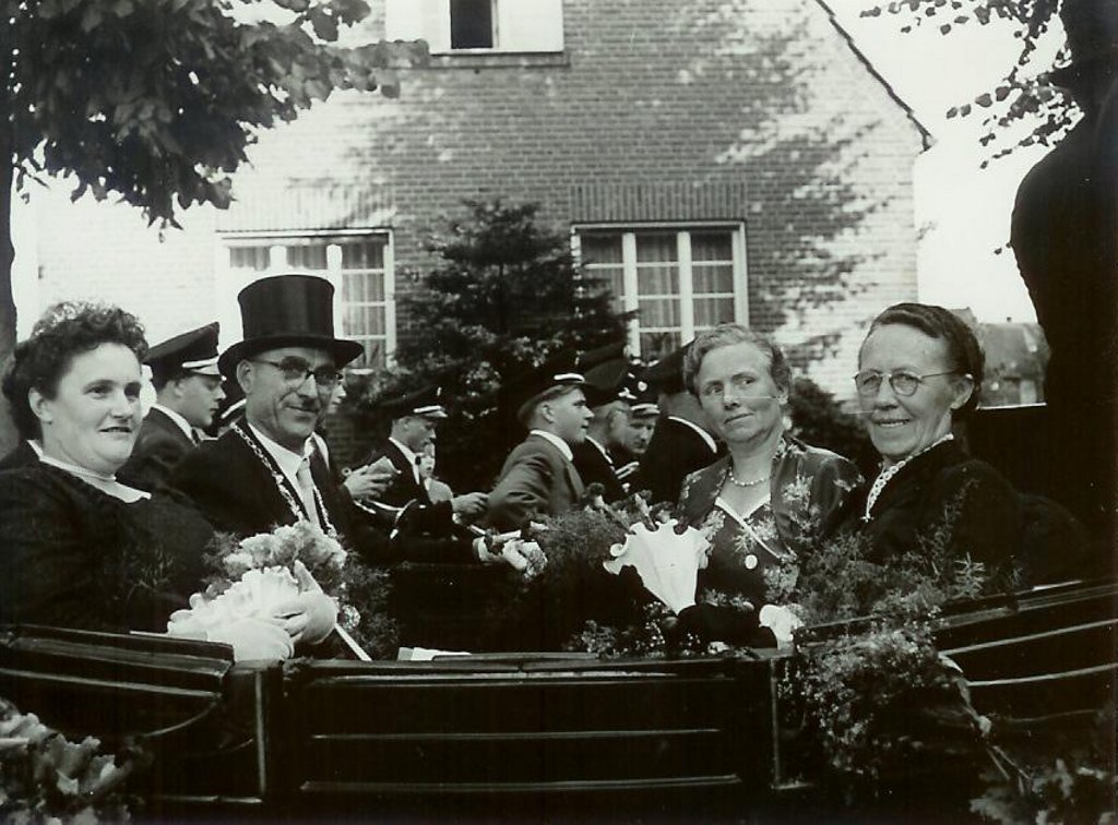 König 1957: Bernhard Menke, Königin: Anna Bäumer,  Ehrendamen: Hedwig Menke und Alwine Heßling