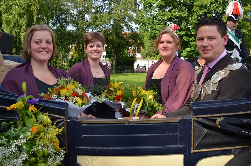 König 2012: Thosten Schwach, Königin: Maria Bolte, Ehrendamen: Jutta Hesper und Jennifer Driemer